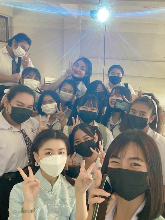 Q吉和学生合影 蓝色旗袍 